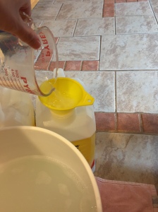 Filling the containers with laundry detergent